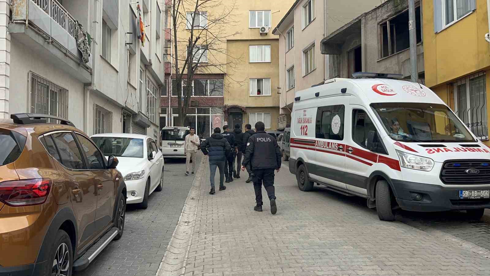 Evinde istiflediği giysi yığınlarının arasında ölü bulundu 6 evinde istifledigi giysi yiginlarinin arasinda olu bulundu 2 hKXwzWw1