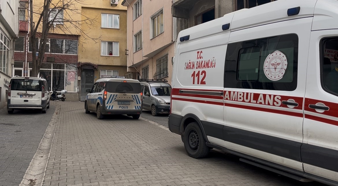 Evinde istiflediği giysi yığınlarının arasında ölü bulundu 8 evinde istifledigi giysi yiginlarinin arasinda olu bulundu 4 AbjQACzC