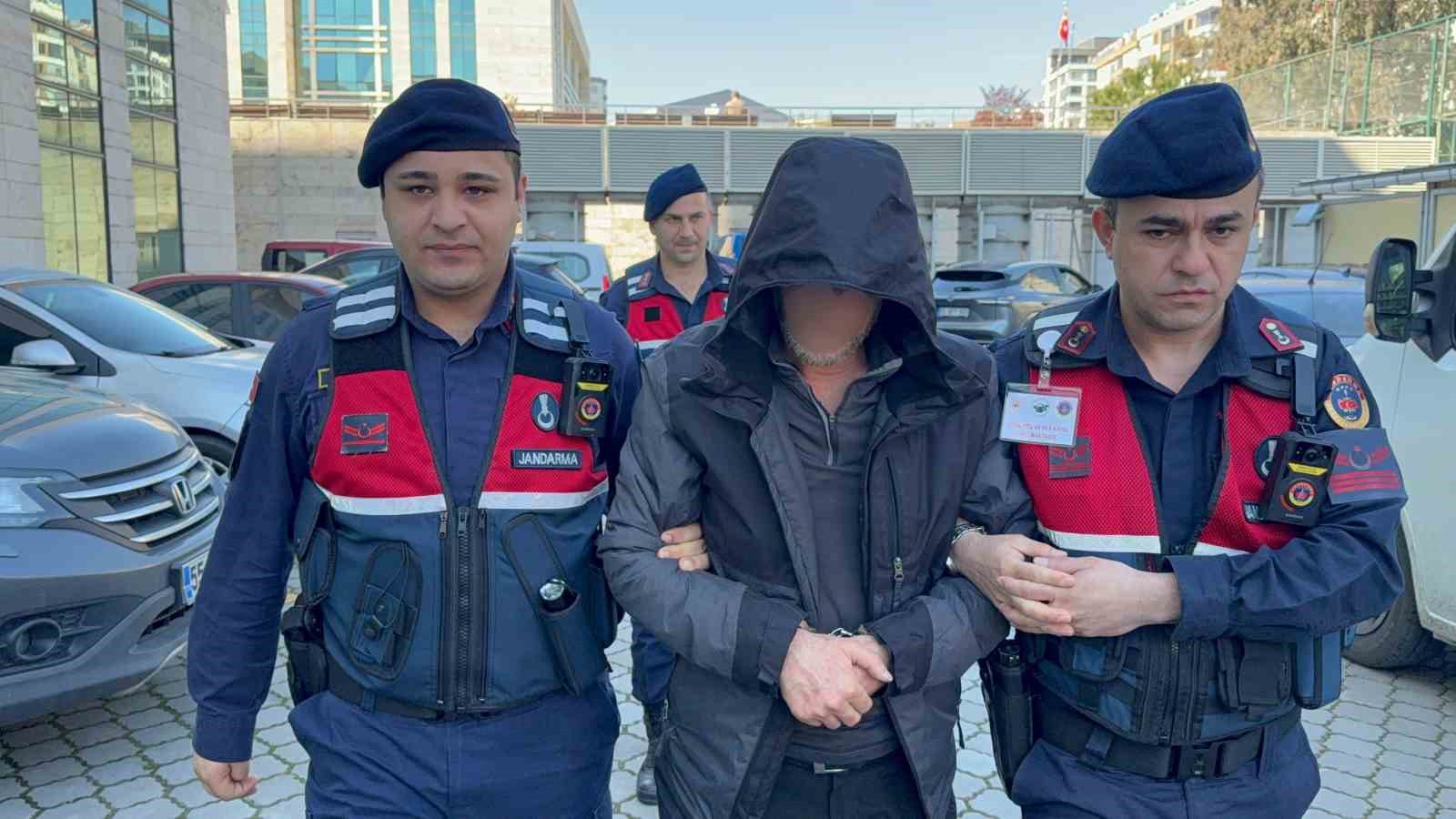 Evinde kokain, uyuşturucu hap ve esrar ele geçti 5 evinde kokain uyusturucu hap ve esrar ele gecti 1