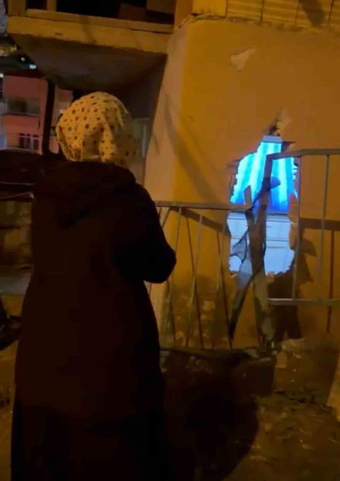 evinde otururken kamyonetin carptigi duvarin altinda kalarak yaralandi 1 Z8GllSIp