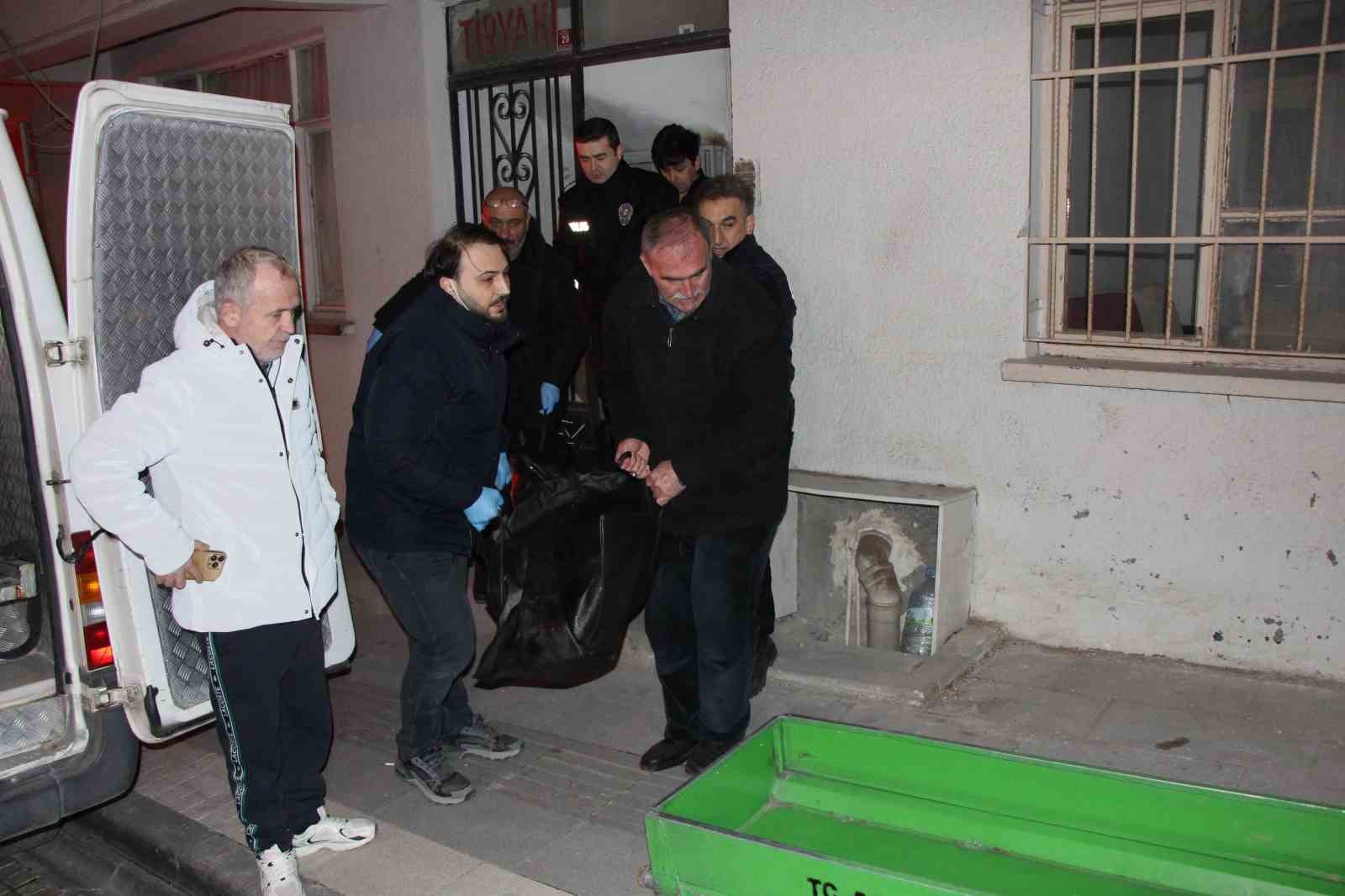evinde sahte icki icti saatler sonra olu bulundu 0 2gQuR8mY
