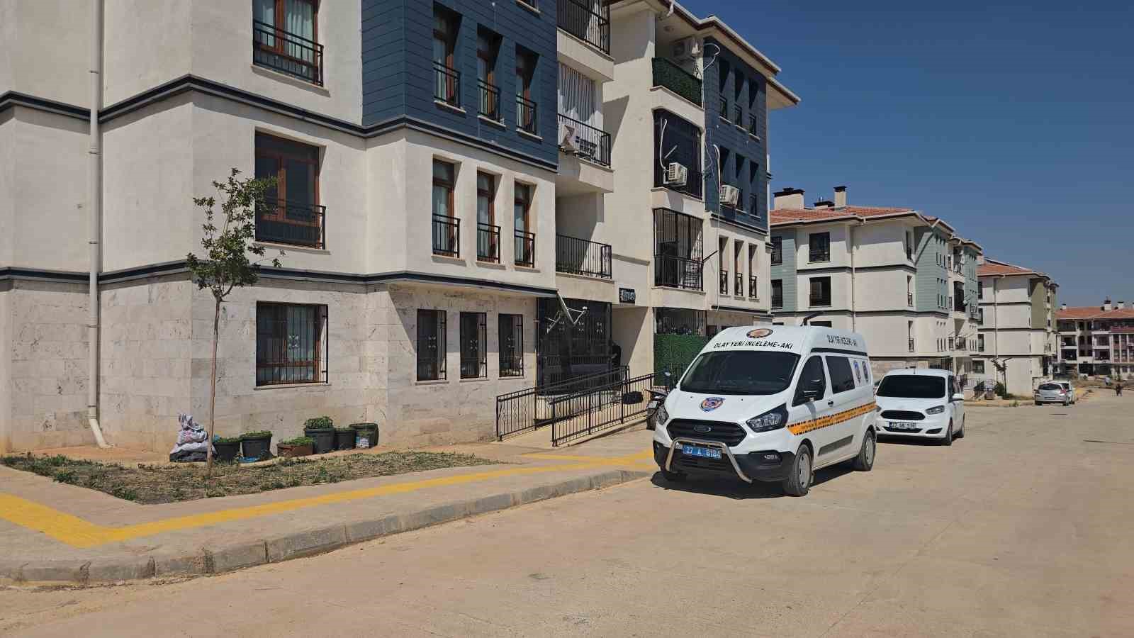 Evinde silahla vurulmuş halde bulunan kadın kurtarılamadı 5 evinde silahla vurulmus halde bulunan kadin kurtarilamadi 1 QlLRemtc