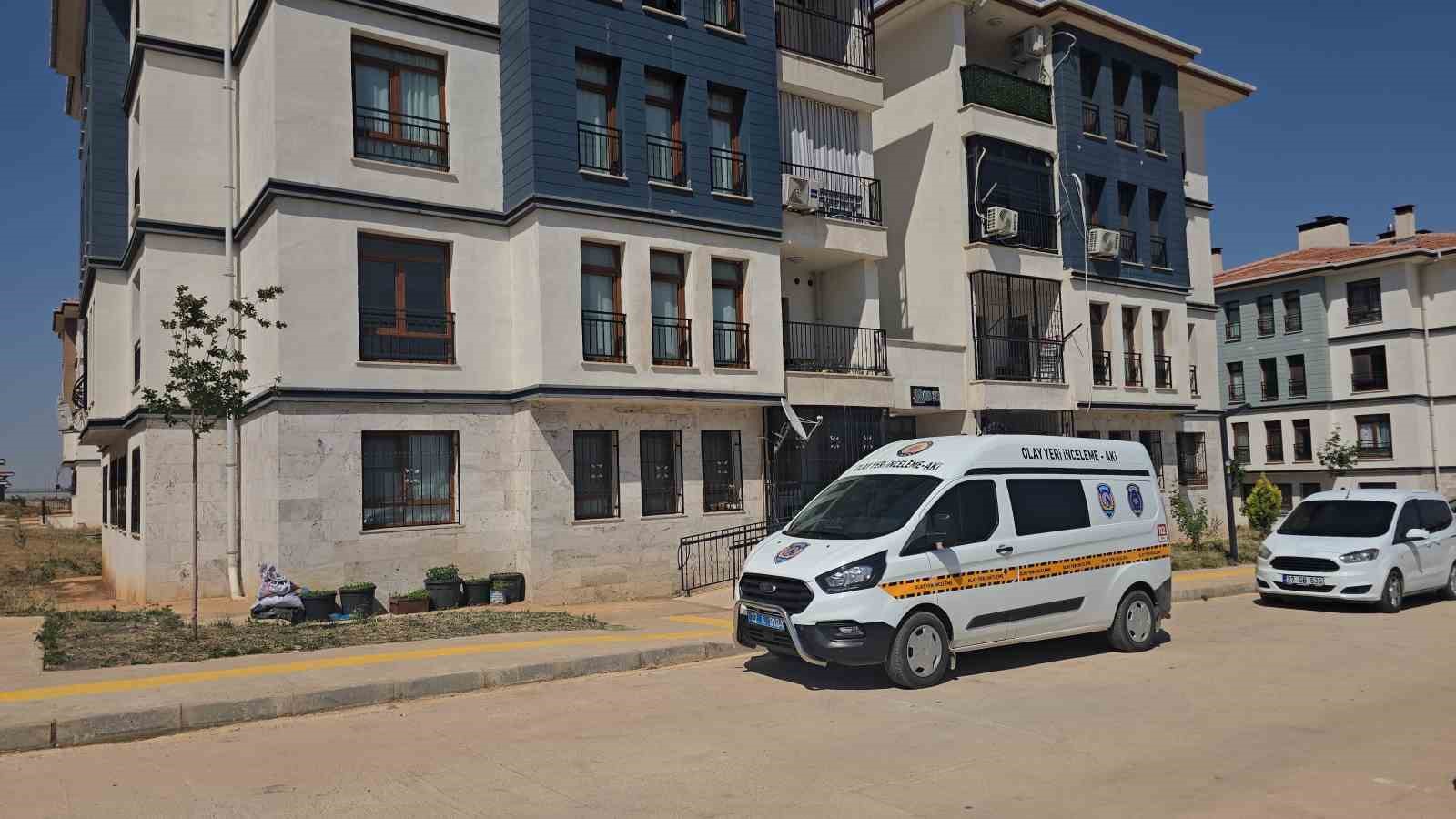 Evinde silahla vurulmuş halde bulunan kadın kurtarılamadı 6 evinde silahla vurulmus halde bulunan kadin kurtarilamadi 2
