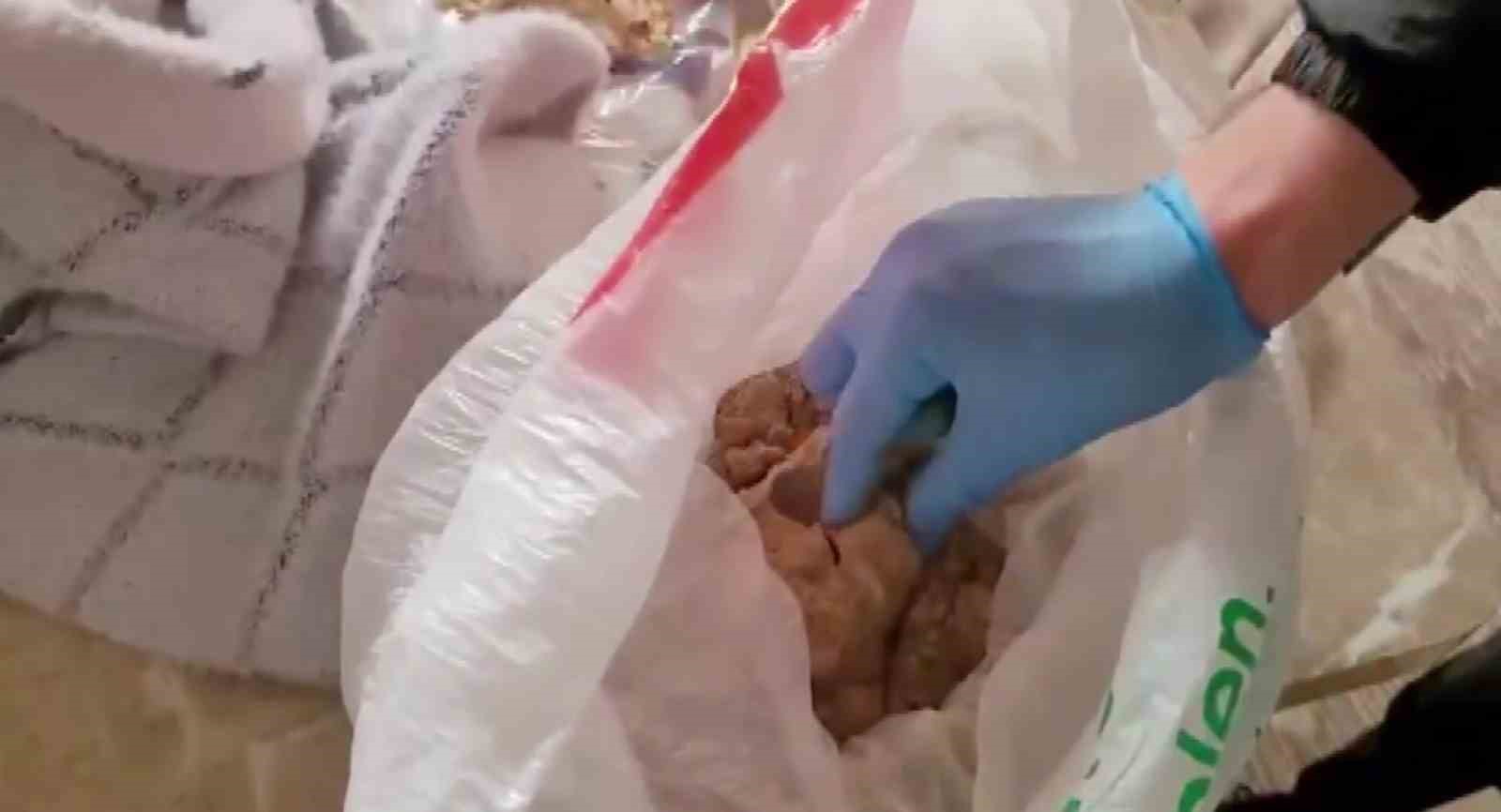 Evindeki sandıktan 814 gram eroin çıktı, "Satmıyorum, kullanıcıyım" dedi 6 evindeki sandiktan 814 gram eroin cikti satmiyorum kullaniciyim dedi 2 Sm3C53zA