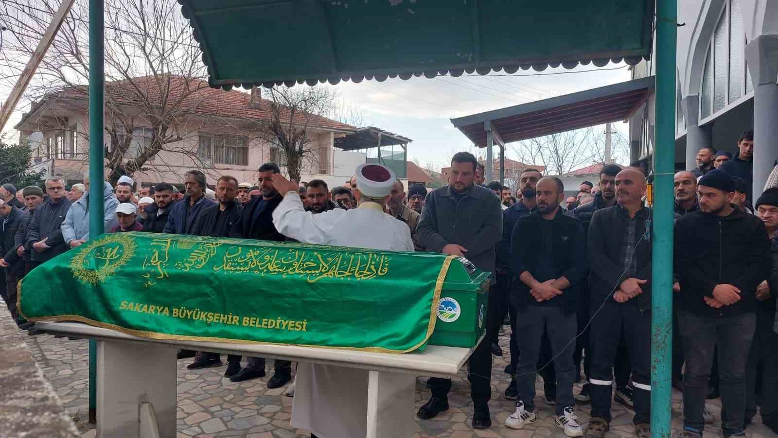 evinden 20 kamyon cop cikarilan yasli adam son yolculuguna ugurlandi 1 OrMlGmkI