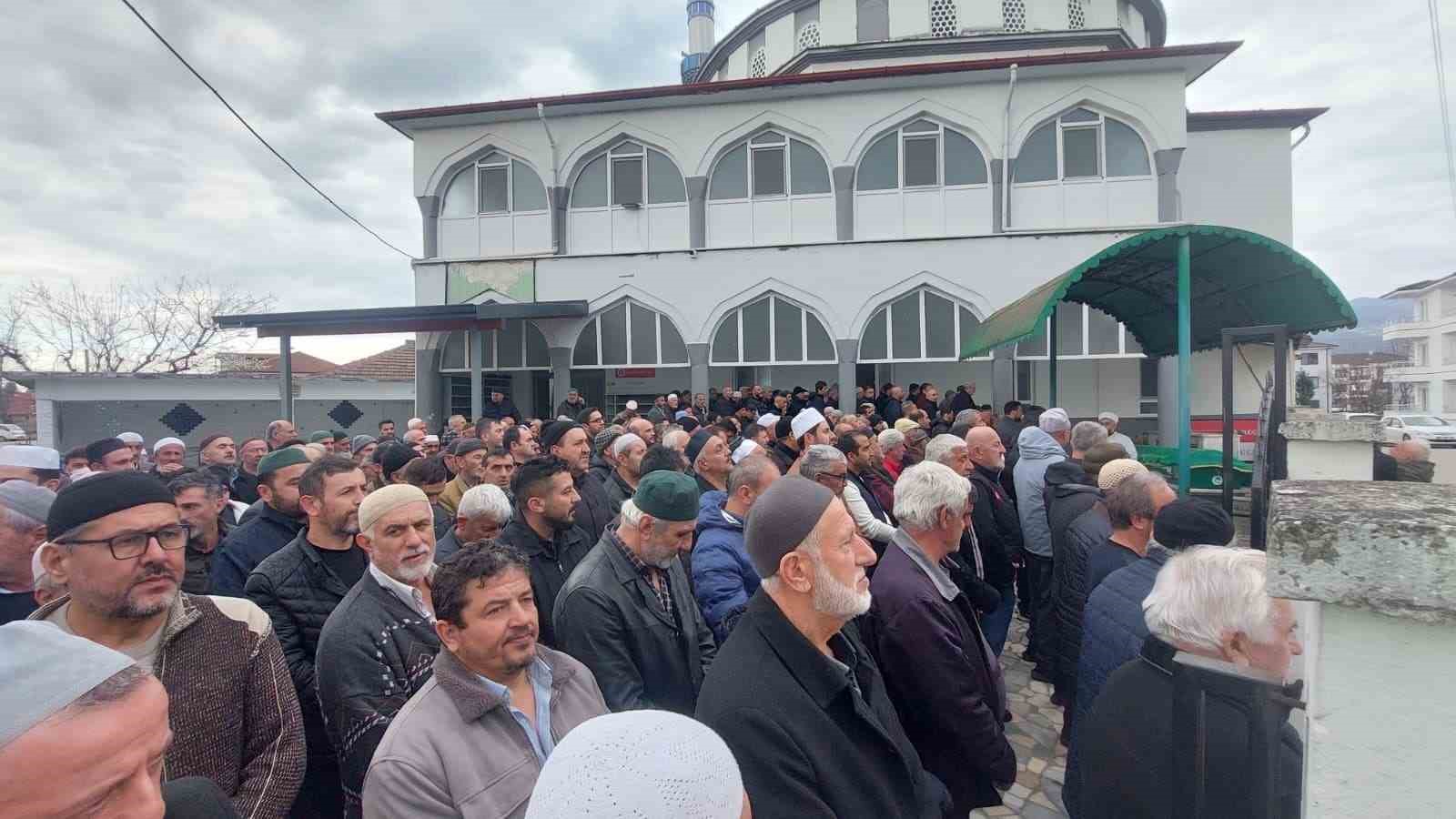 evinden 20 kamyon cop cikarilan yasli adam son yolculuguna ugurlandi 2