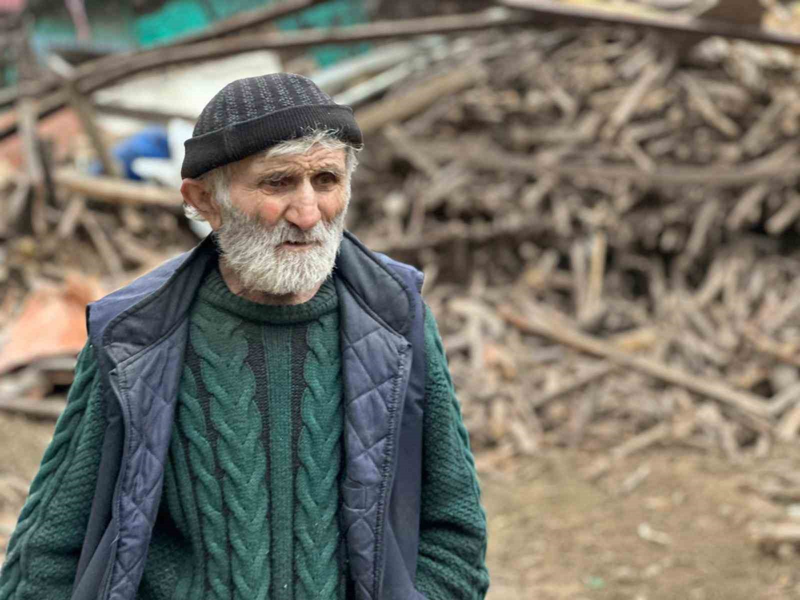 evinden 20 kamyon cop cikarilan yasli adam son yolculuguna ugurlandi 5 cJKry6vU