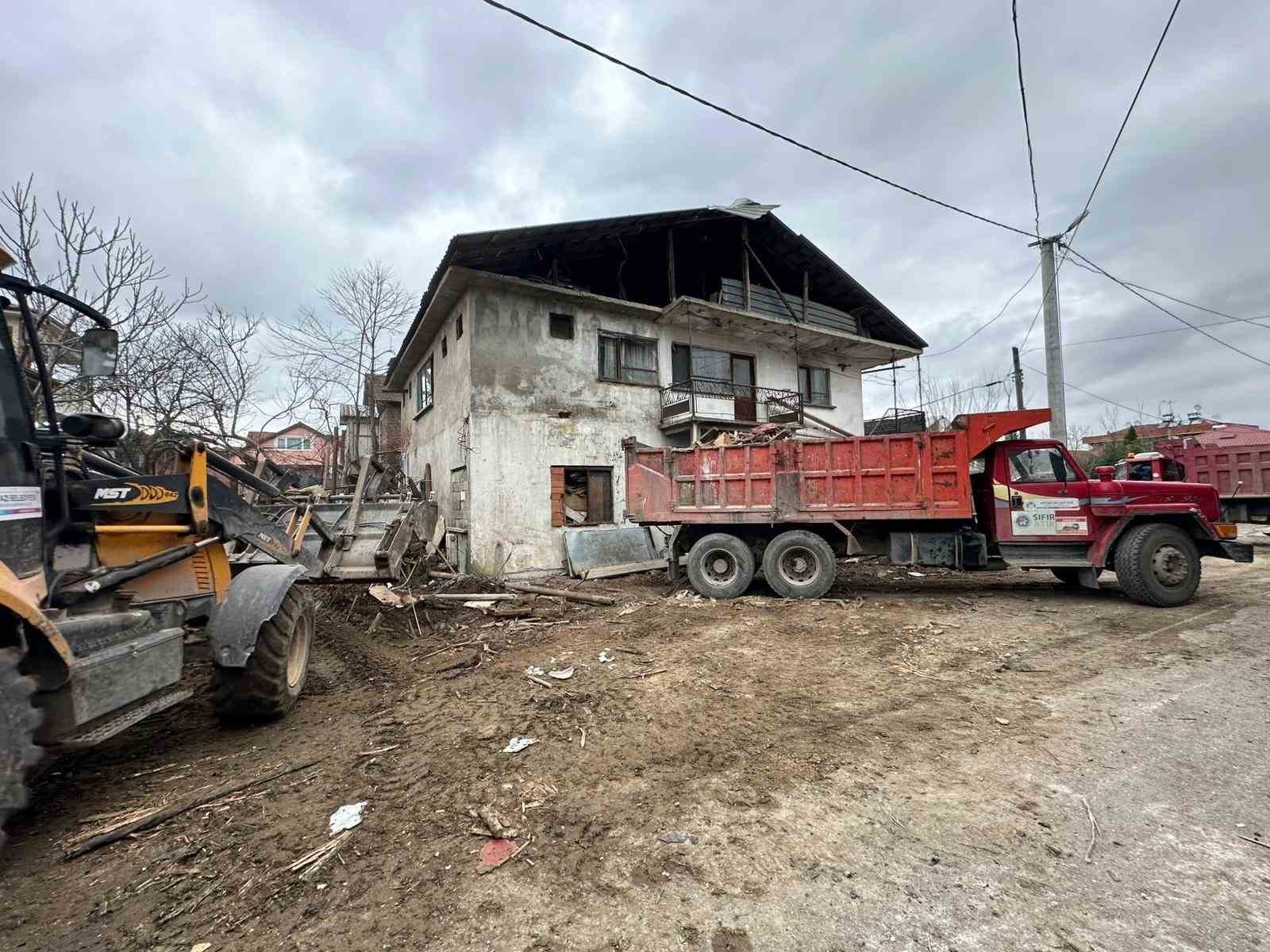 Evinden kamyonlar dolusu çöp çıkarılan 76 yaşındaki adam, çatıdan düşerek hayatını kaybetti 6 evinden kamyonlar dolusu cop cikarilan 76 yasindaki adam catidan duserek hayatini kaybetti 2 jySmSLTI