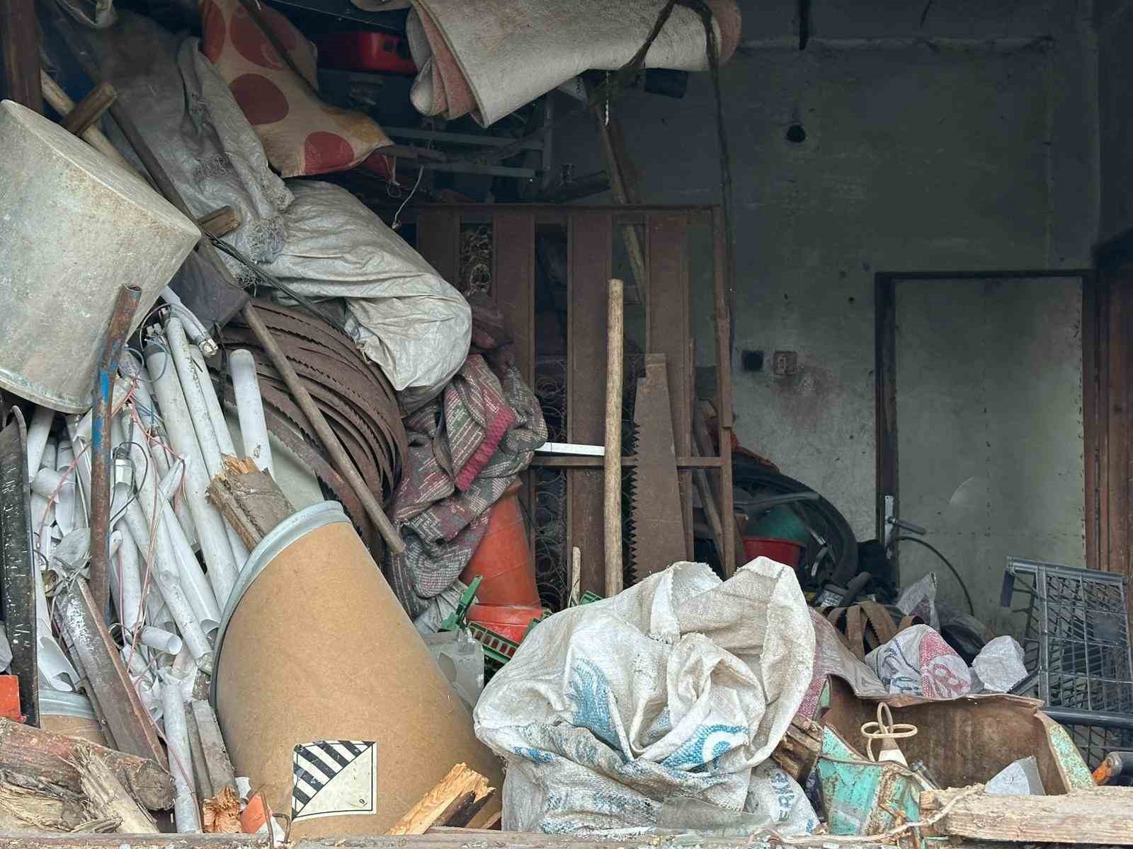 Evinden kamyonlar dolusu çöp çıkarılan 76 yaşındaki adam, çatıdan düşerek hayatını kaybetti 7 evinden kamyonlar dolusu cop cikarilan 76 yasindaki adam catidan duserek hayatini kaybetti 3