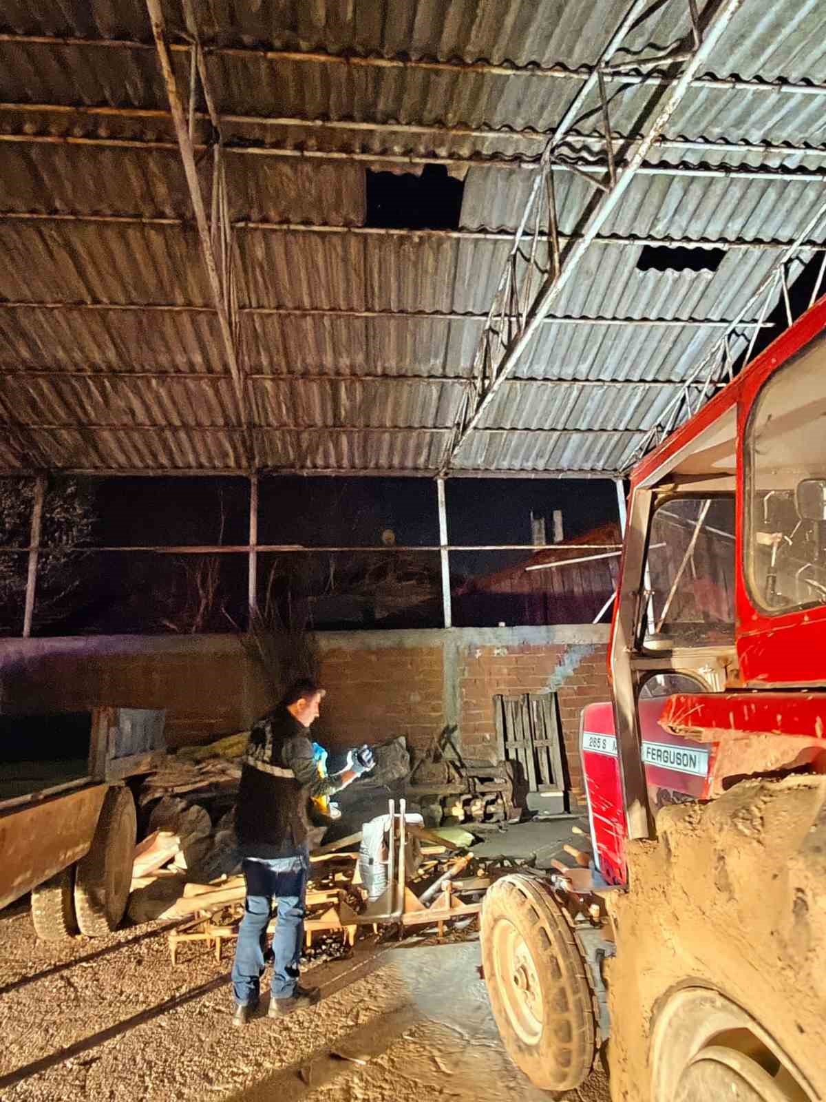 Evinden kamyonlar dolusu çöp çıkarılan 76 yaşındaki adam, çatıdan düşerek hayatını kaybetti 10 evinden kamyonlar dolusu cop cikarilan 76 yasindaki adam catidan duserek hayatini kaybetti 6 iHuSYrQl