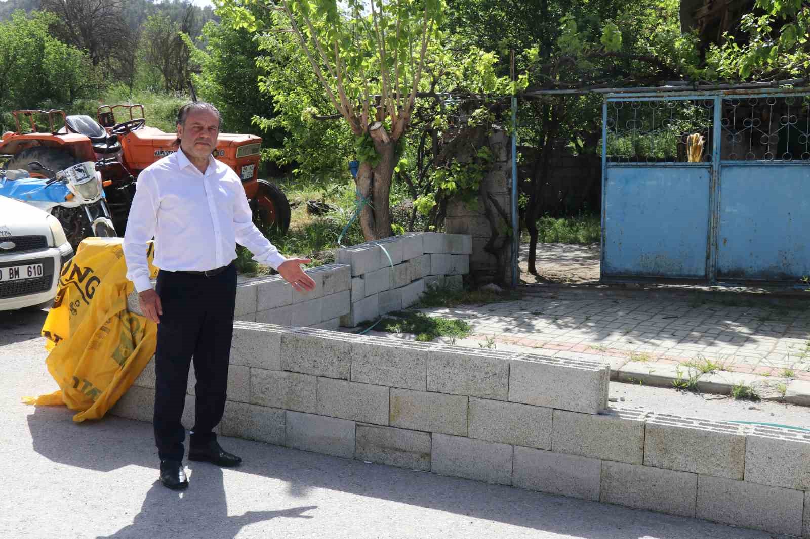 evine girebilmek icin briketlerin uzerinden atliyor 1 thuiEAkv