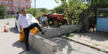 evine-girebilmek-icin-briketlerin-uzerinden-atliyor-fNGQrk5Y.jpg
