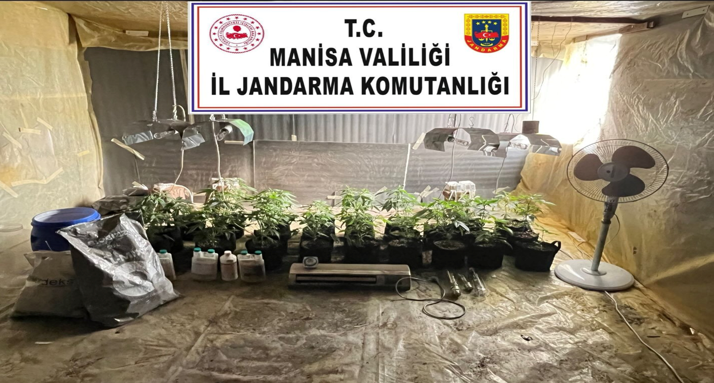 evine kurdugu iklimlendirme sistemiyle kenevir yetistirirken yakalandi 0 CkfUvEh3