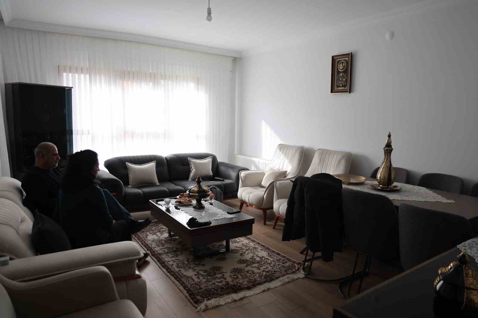 evine yerlesen depremzede biz yaz gitti diye uzulmedik cunku evin icerisi de yaz gibi ULrX5737