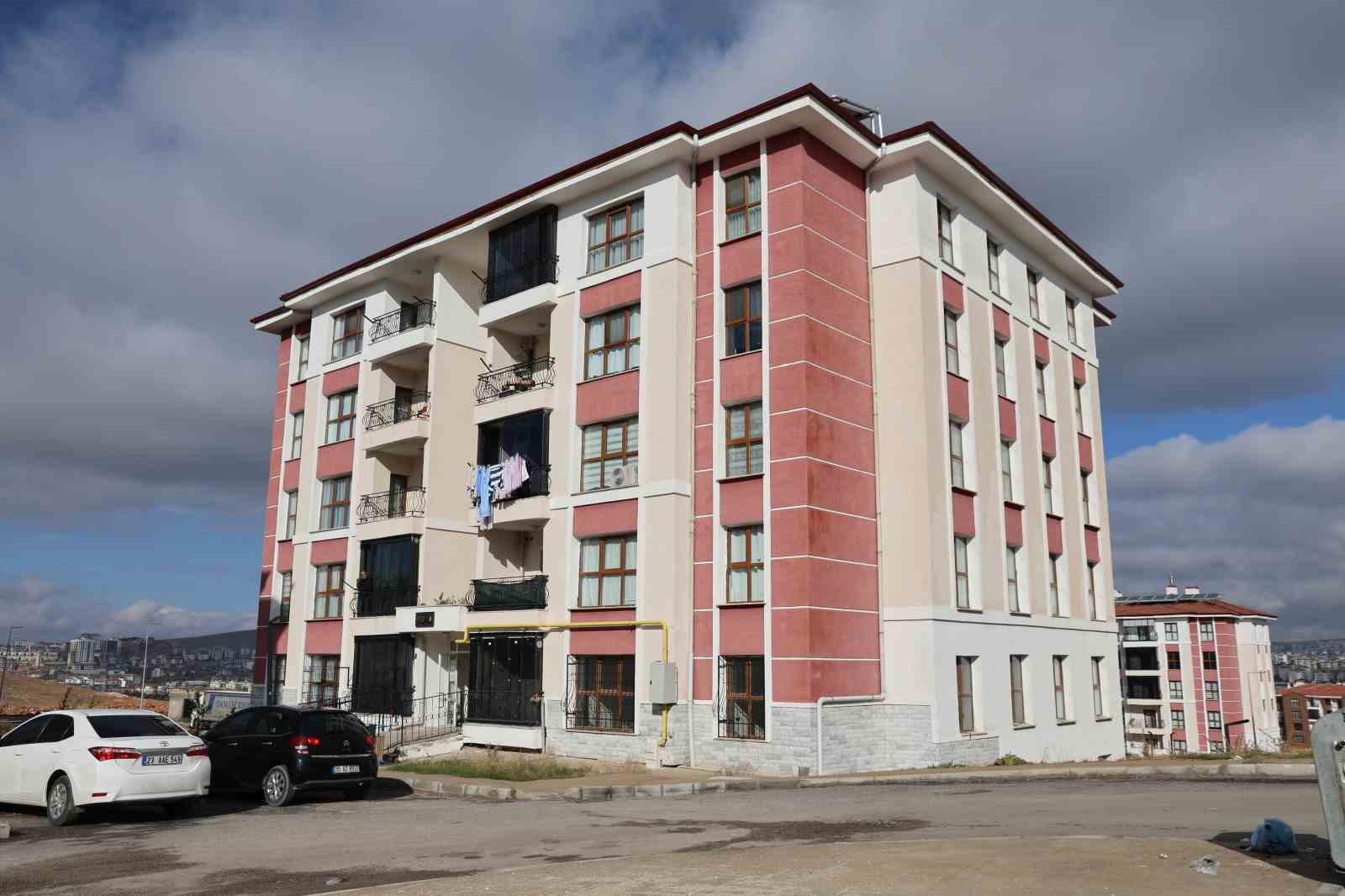 evine yerlesen depremzede biz yaz gitti diye uzulmedik cunku evin icerisi de yaz gibi fhdAtKTD