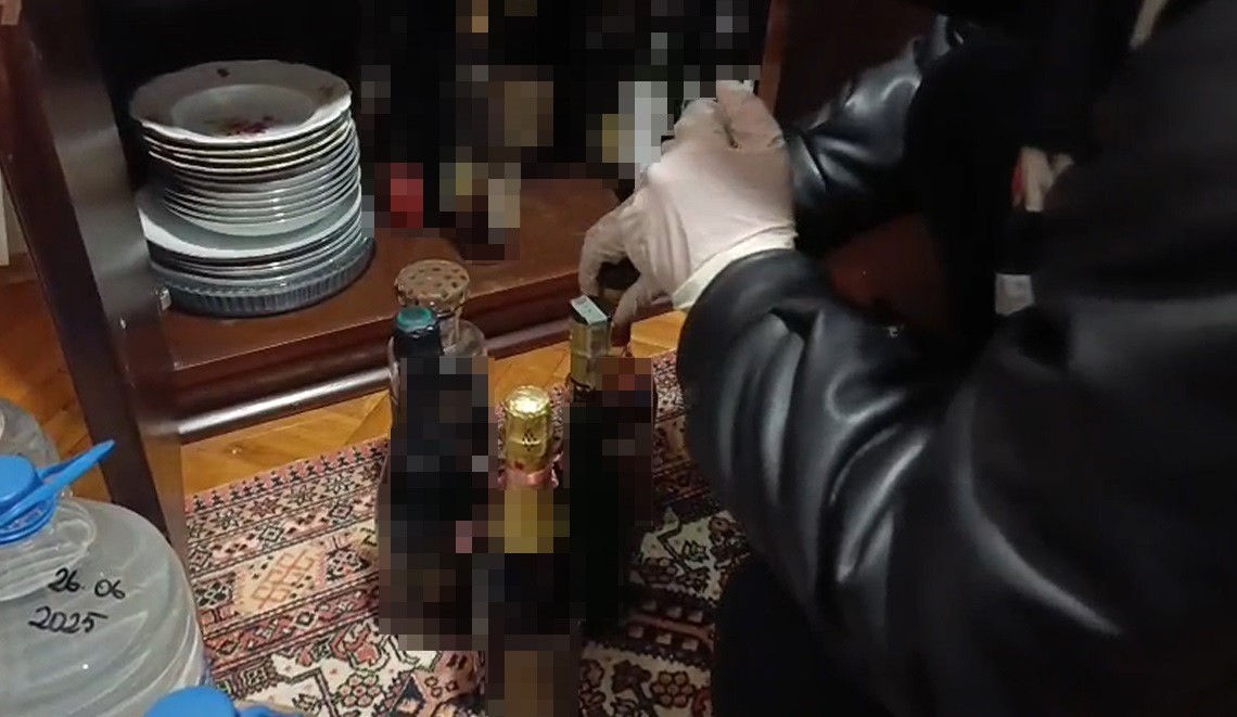 evini alkol imalathanesine cevirmis 1 RUQdFNMP