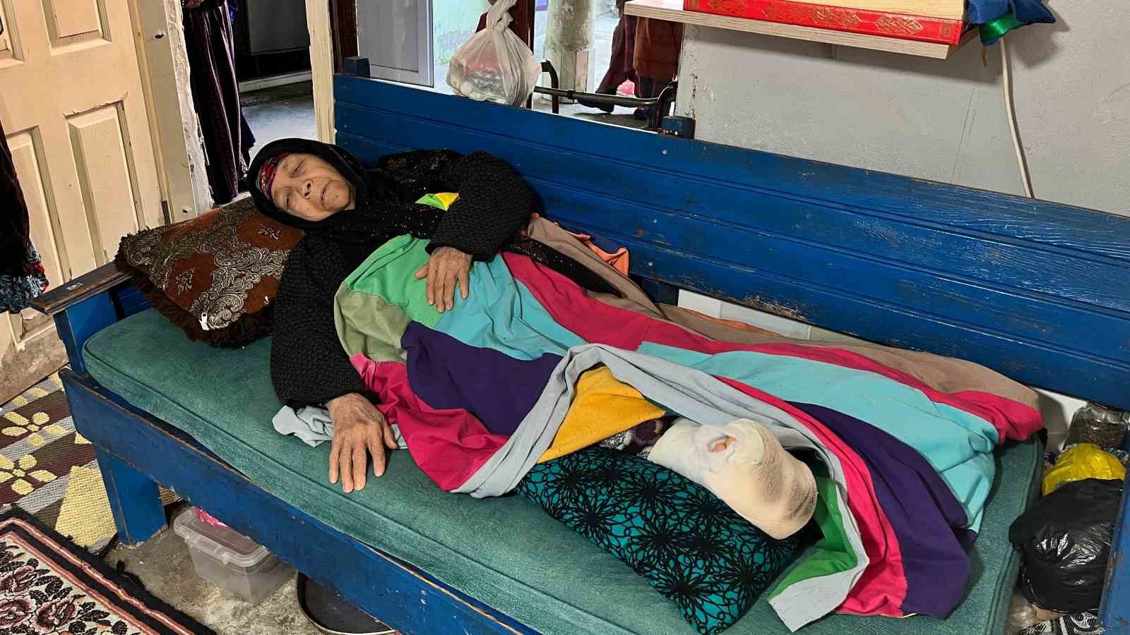 evini su basti kurtulmaya calisirken dusup ayagini kirdi 1 6biAbjjN