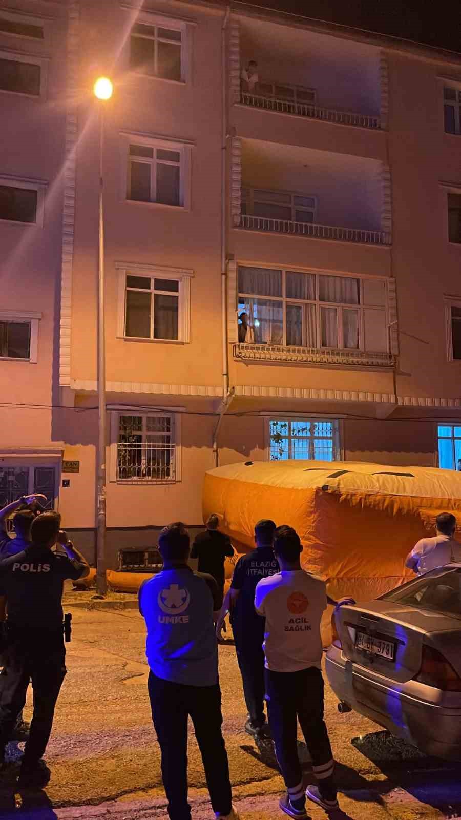 evinin balkonundan atlamak isteyen sahsi polisler ikna etti 0 wukagA5z