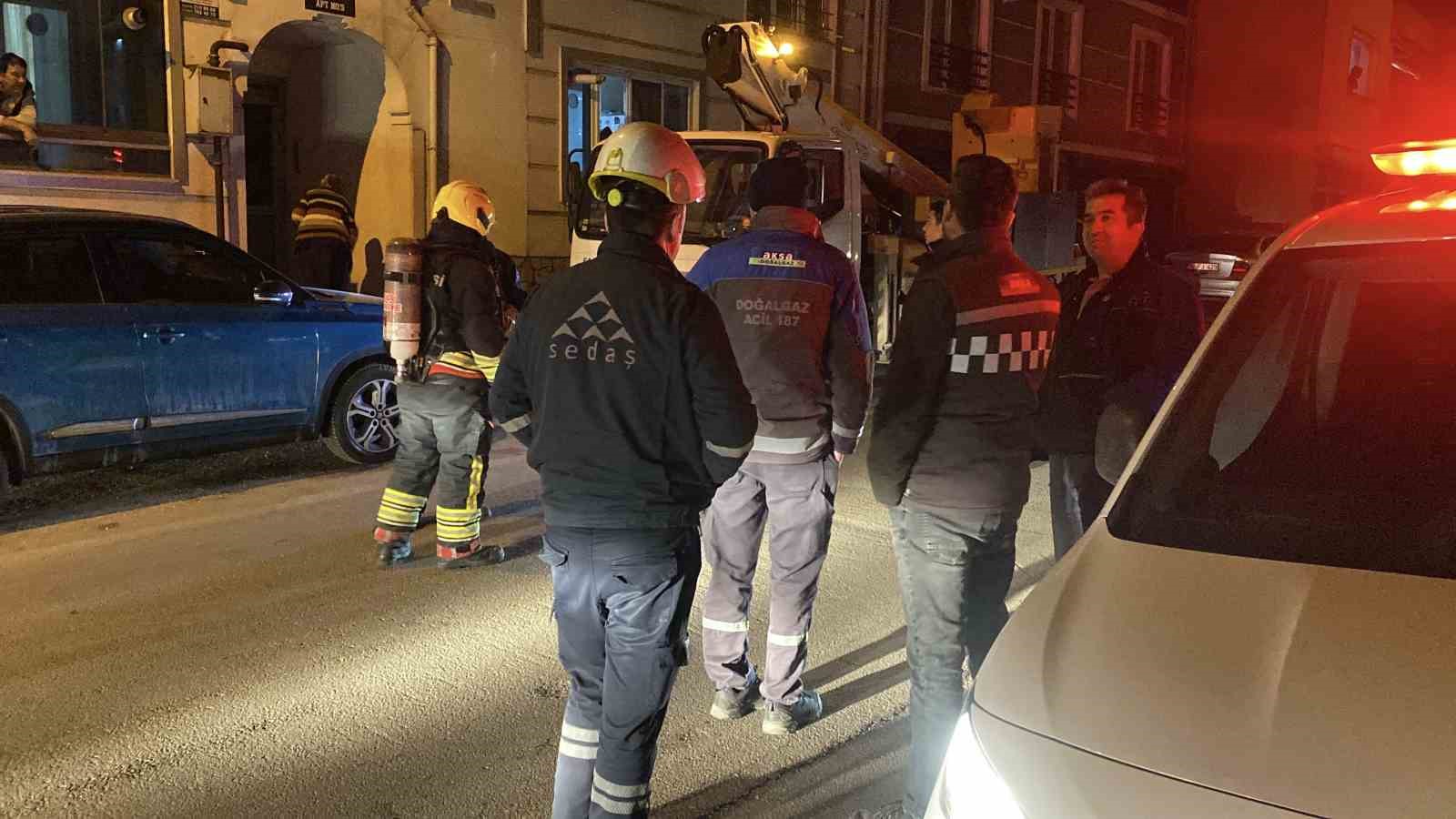 evinin balkonundan soba borusu cikartti vatandas yangin var zannetti ekipler harekete gecti 2 HEalQwtR