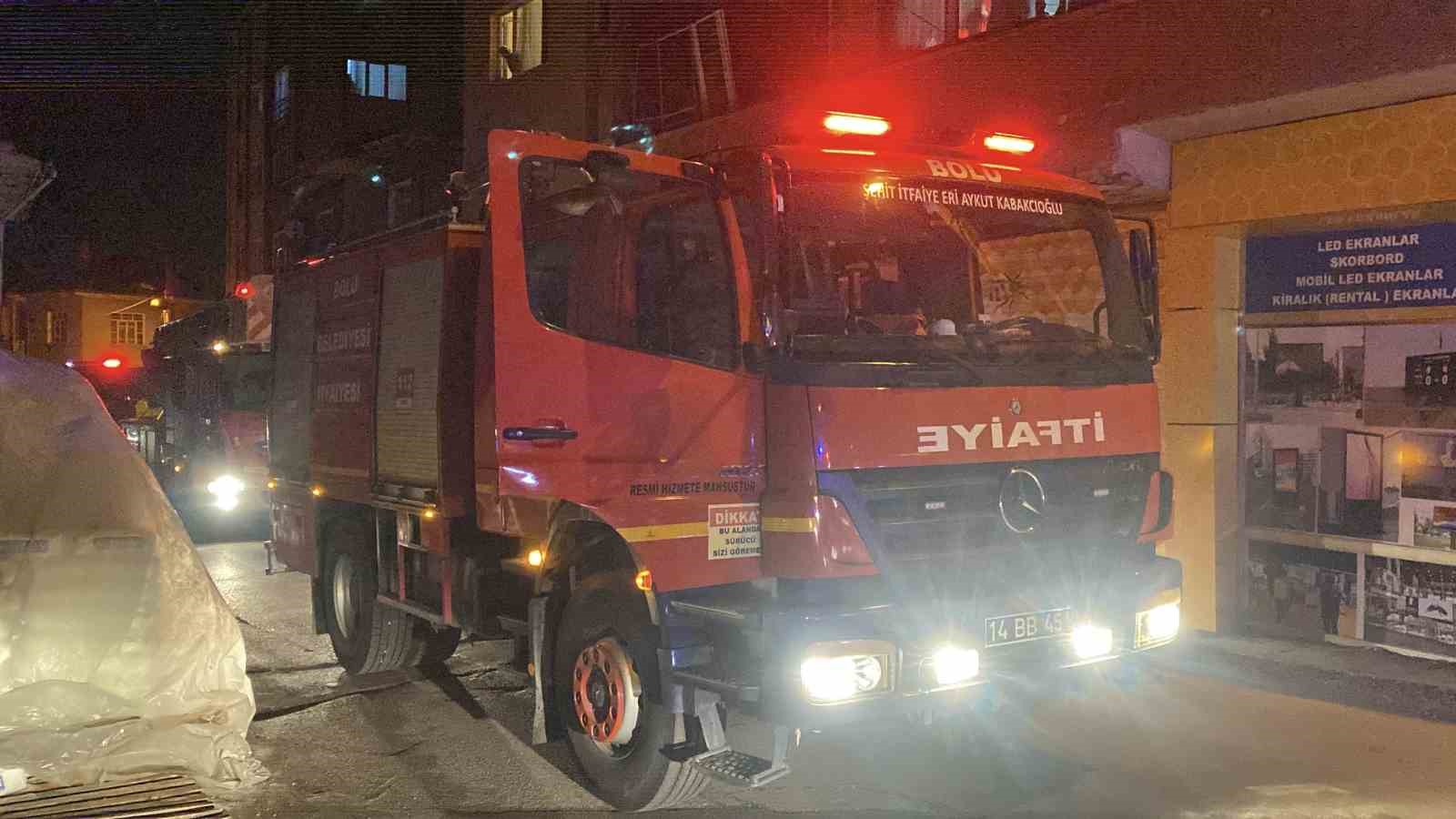 evinin balkonundan soba borusu cikartti vatandas yangin var zannetti ekipler harekete gecti 3 v6n3ZEcs