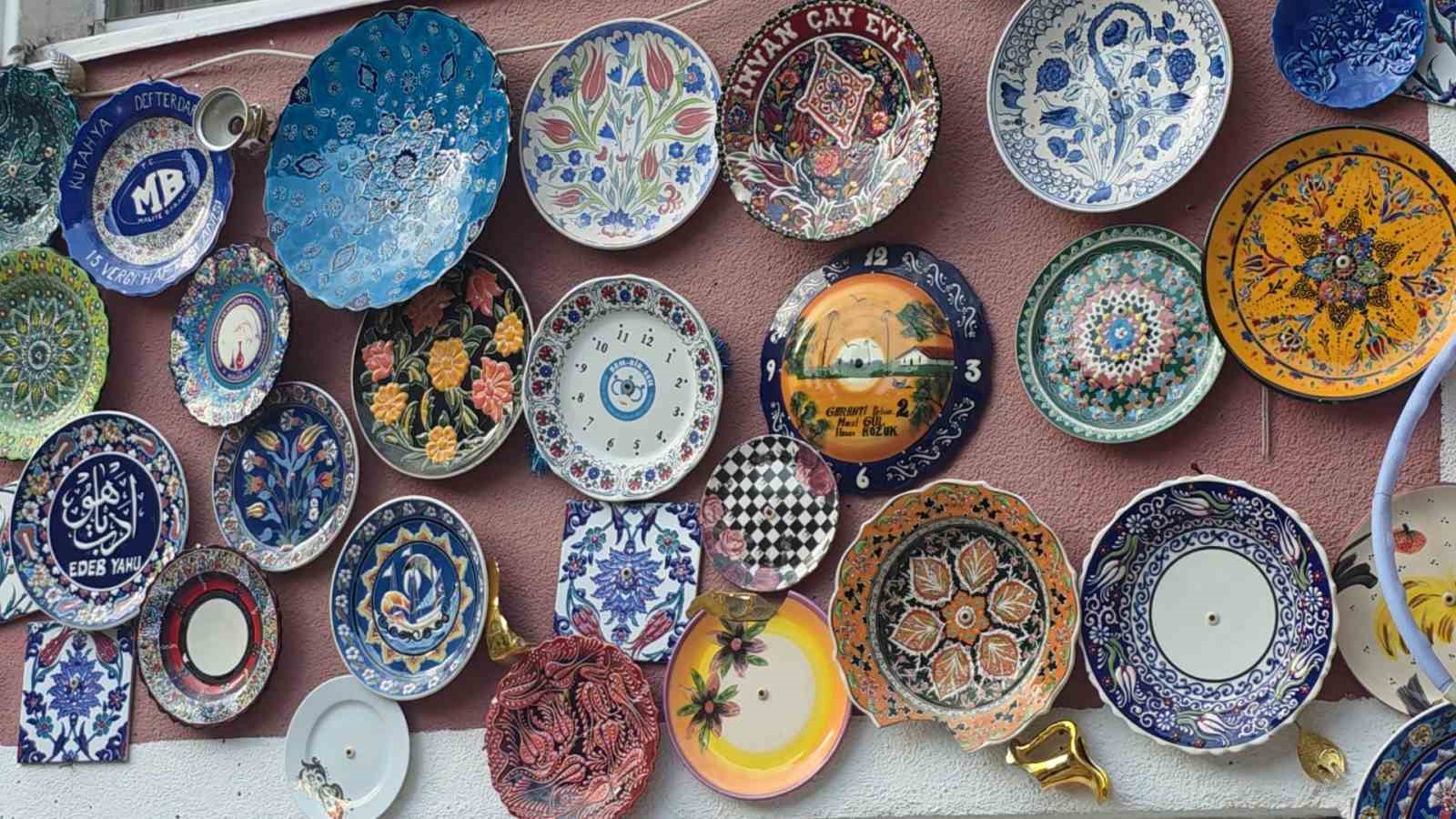 Evinin dış cephesini Kütahya’ya özgü çini tabaklarla kapladı 6 evinin dis cephesini kutahyaya ozgu cini tabaklarla kapladi 2 W3DdewWY