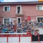 evinin-dis-cephesini-kutahyaya-ozgu-cini-tabaklarla-kapladi-cfFS5LXe.jpg