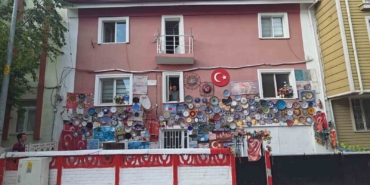 evinin-dis-cephesini-kutahyaya-ozgu-cini-tabaklarla-kapladi-cfFS5LXe.jpg
