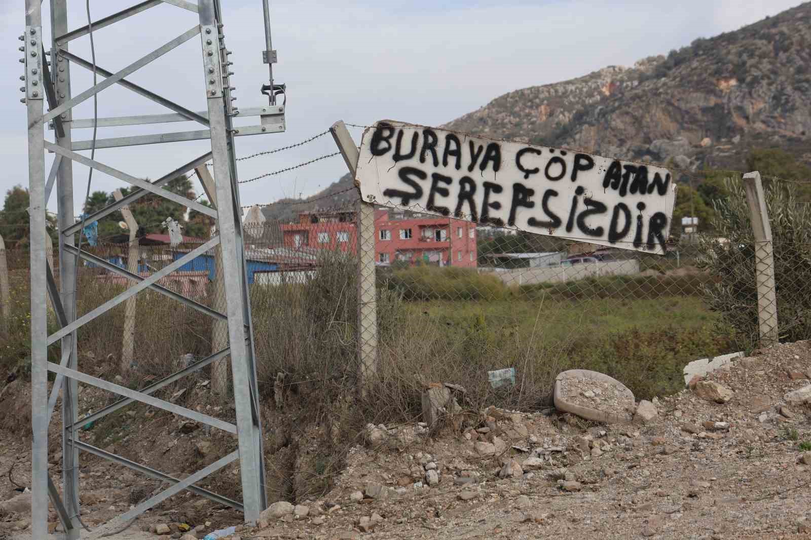evinin yanindaki araziye cop atanlardan bikti cozumu buraya cop atan serefsizdir yazisiyla buldu 2 sV2padww