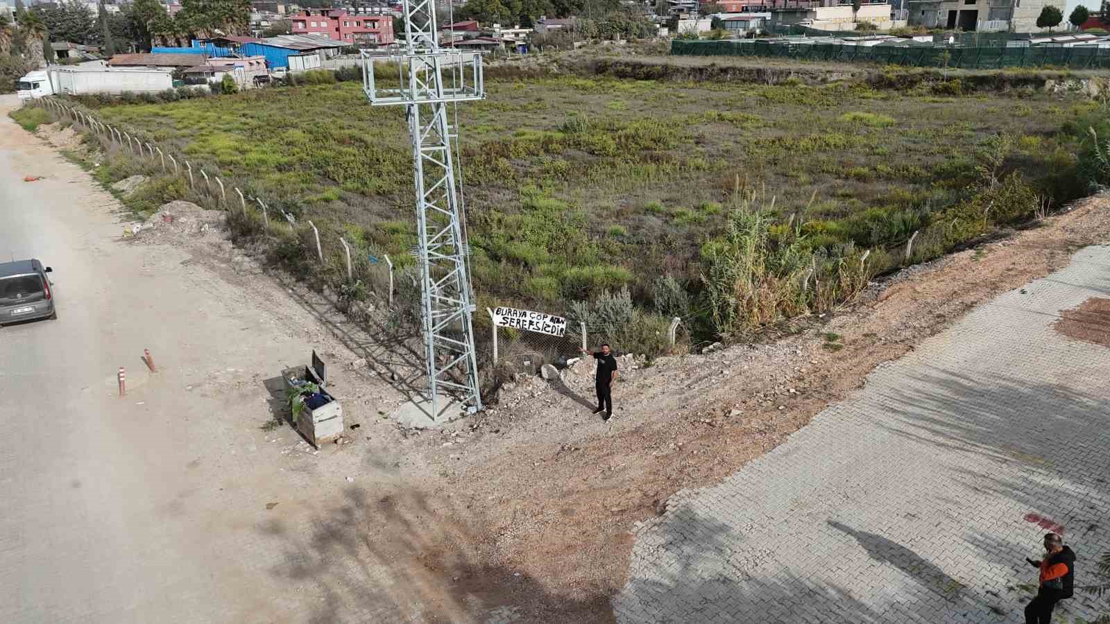 evinin yanindaki araziye cop atanlardan bikti cozumu buraya cop atan serefsizdir yazisiyla buldu 3 OzKi3Rti