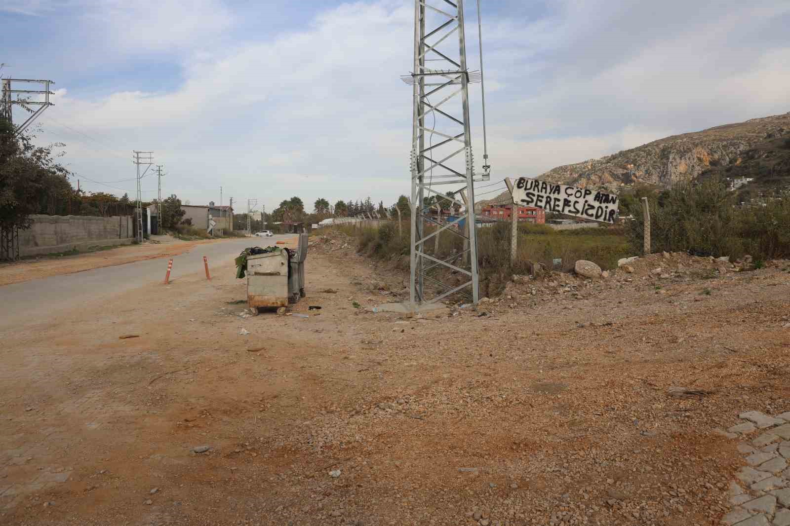 evinin yanindaki araziye cop atanlardan bikti cozumu buraya cop atan serefsizdir yazisiyla buldu 4 DsfuazCm