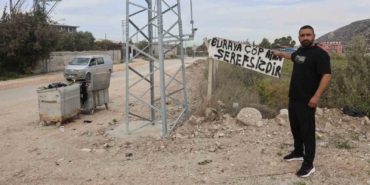 evinin-yanindaki-araziye-cop-atanlardan-bikti-cozumu-buraya-cop-atan-serefsizdir-yazisiyla-buldu-X7SxSHbS.jpg