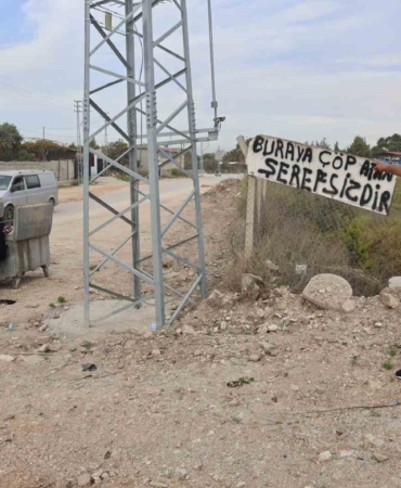 evinin-yanindaki-araziye-cop-atanlardan-bikti-cozumu-buraya-cop-atan-serefsizdir-yazisiyla-buldu-X7SxSHbS.jpg