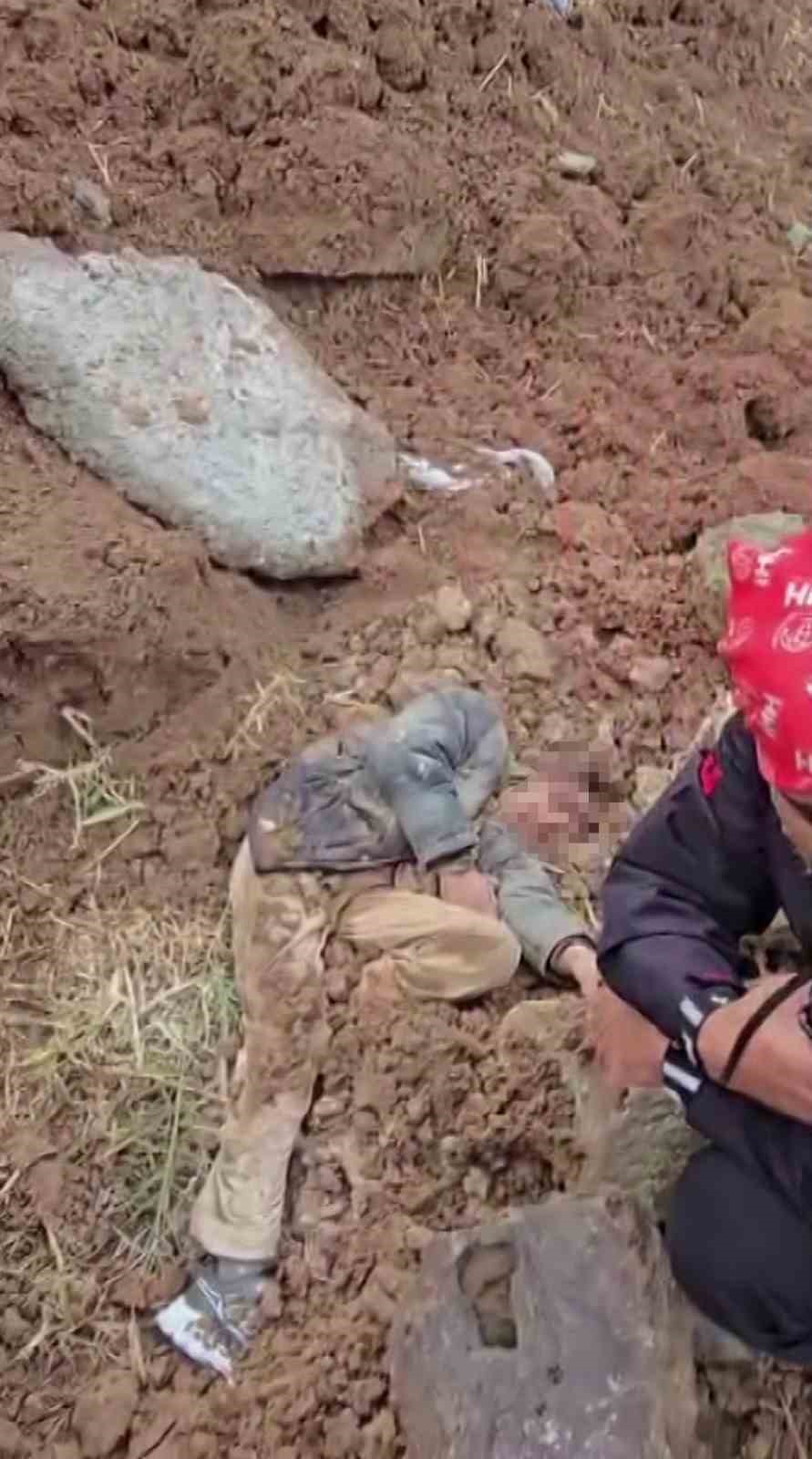 Evladını bulan arama kurtarma görevlisinin alnından öpen baba: "Oğluma bunu yapan caninin en ağır cezayı almasını istiyorum" 13 evladini bulan arama kurtarma gorevlisinin alnindan open baba ogluma bunu yapan caninin en agir F8ysCDh6