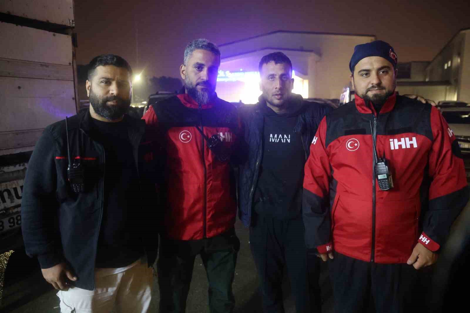 Evladını bulan arama kurtarma görevlisinin alnından öpen baba: "Oğluma bunu yapan caninin en ağır cezayı almasını istiyorum" 9 evladini bulan arama kurtarma gorevlisinin alnindan open baba ogluma bunu yapan caninin en agir a9dEDIBw
