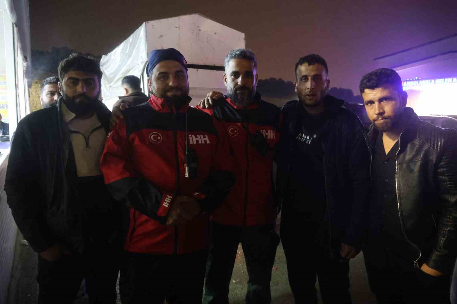 Evladını bulan arama kurtarma görevlisinin alnından öpen baba: "Oğluma bunu yapan caninin en ağır cezayı almasını istiyorum" 8 evladini bulan arama kurtarma gorevlisinin alnindan open baba ogluma bunu yapan caninin en agir w7XK4Dbb