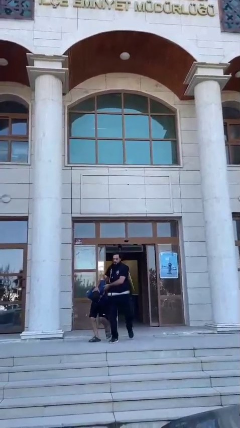 Evlatlarının gözü önünde eli bıçaklı kocasından dayak yiyen kadın şikayetçi olmadı 4 evlatlarinin gozu onunde eli bicakli kocasindan dayak yiyen kadin sikayetci olmadi 0 AWUWEazy