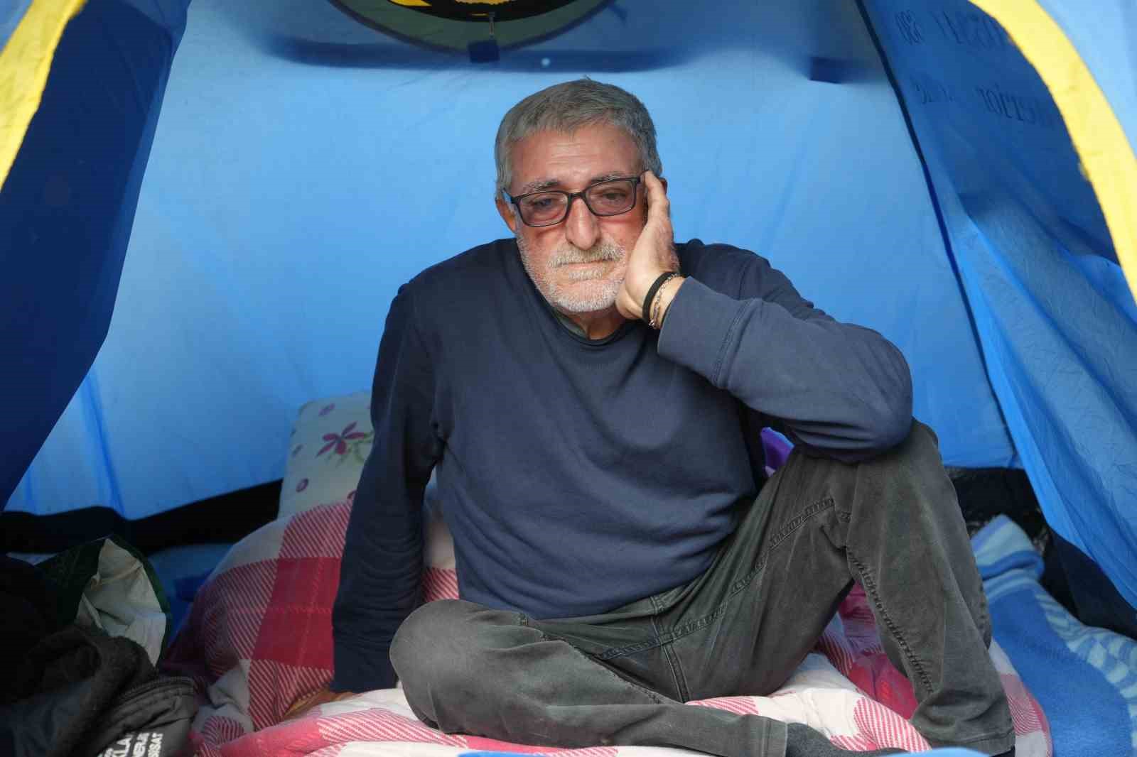 evlendi bicaklandi evinden oldu kelepcelendi sokakta kaldi 64 yasindaki adamin cilesi bitmedi 5 e7ewvLgz