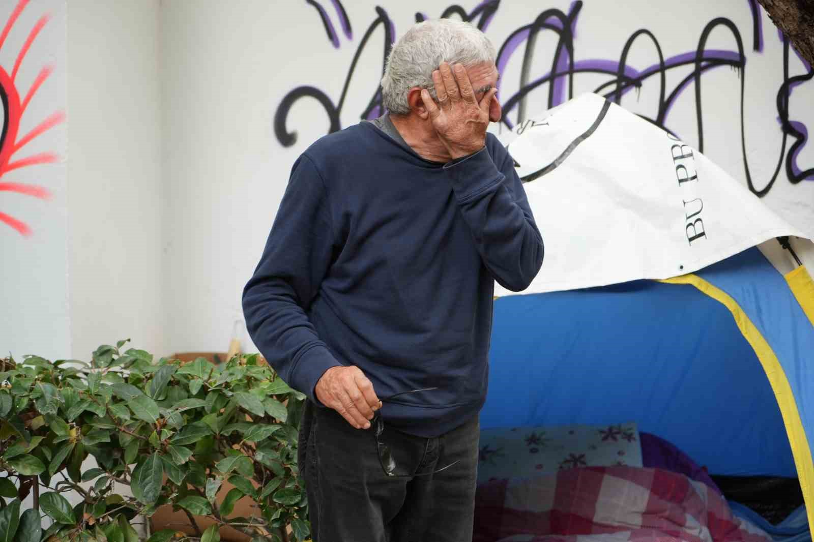 evlendi bicaklandi evinden oldu kelepcelendi sokakta kaldi 64 yasindaki adamin cilesi bitmedi 7 AgwGX3ie