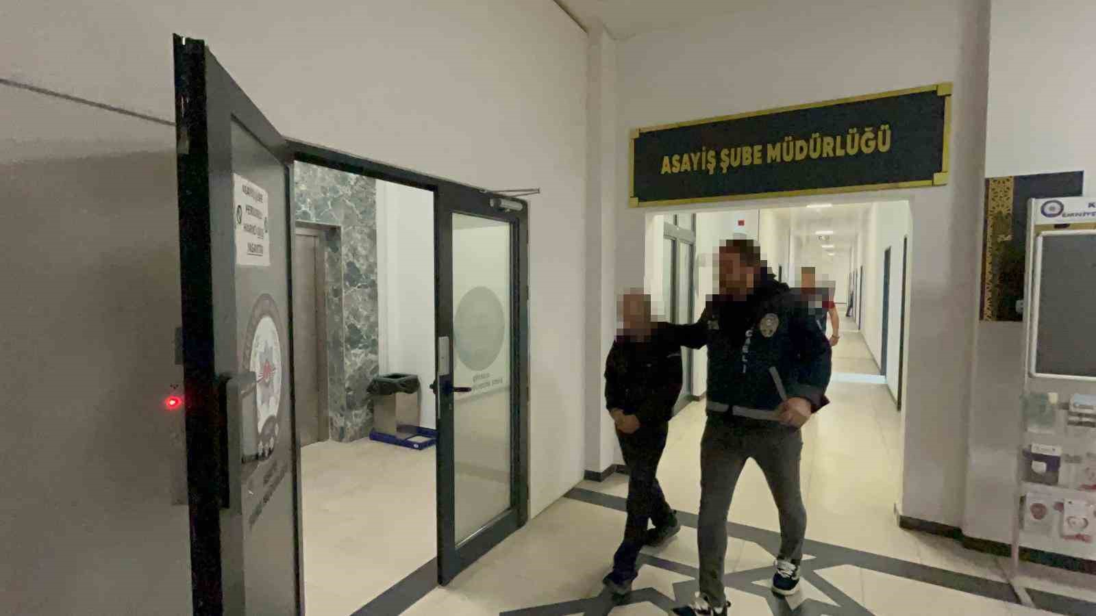 evlerden hirsizlik yapan supheli kiralik aracla kacarken yakalandi 0 1SyOyVa1
