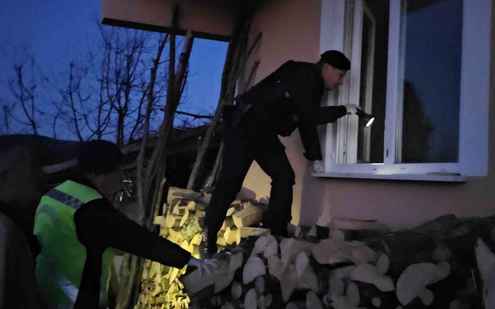 evlere dadanan hirsizlar degerli esya bulamayinca is aletlerini caldi 2 TIWGAWYz