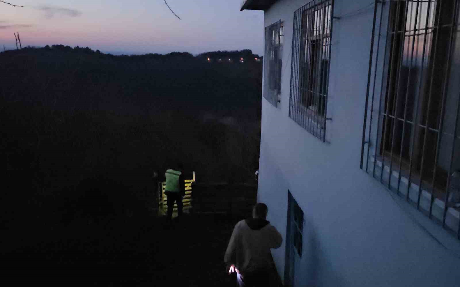 evlere dadanan hirsizlar degerli esya bulamayinca is aletlerini caldi 4 CkwJLgid