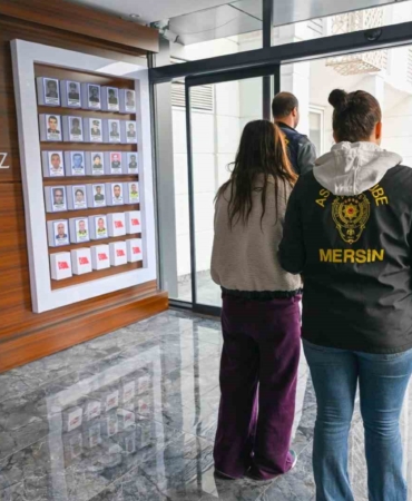 evleri-soyan-hirsizlar-once-kameraya-sonra-polise-yakalandi-Q7BUjwgg.jpg