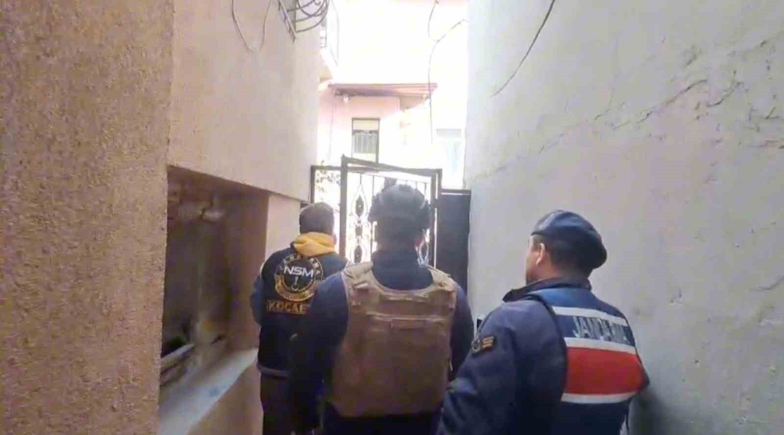 evleri uyusturucu serasina tuvaletleri laboratuvara cevirmisler 36 gozalti 0 Ev1TMQXN