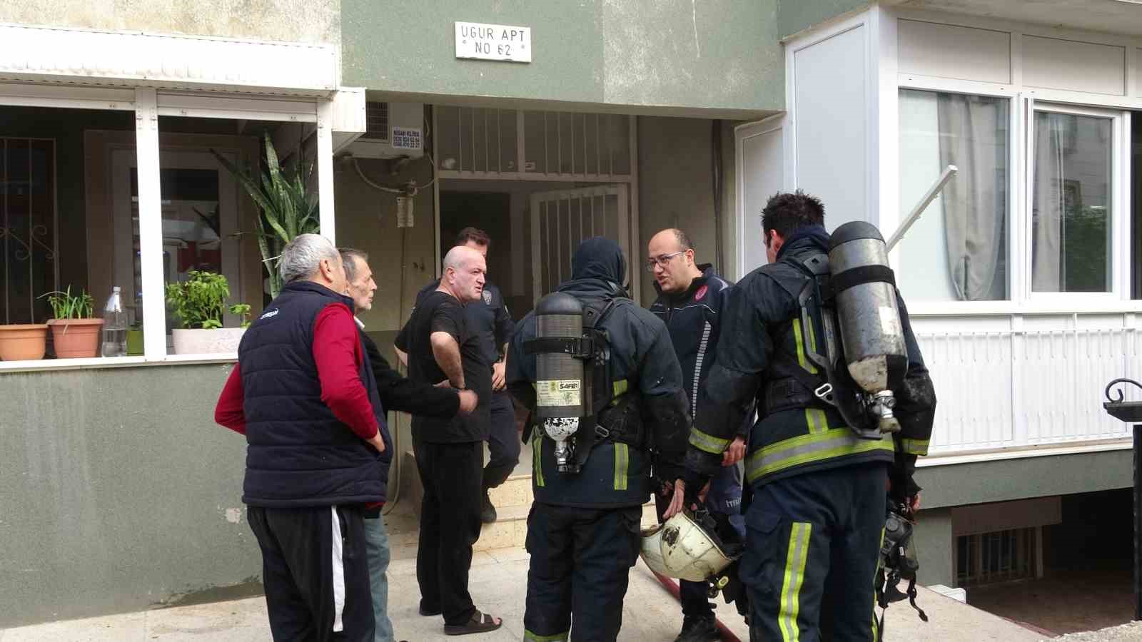 evleri yanan genc kizi anne ve babasi sarilarak teselli etti 1 CRPYCM9M