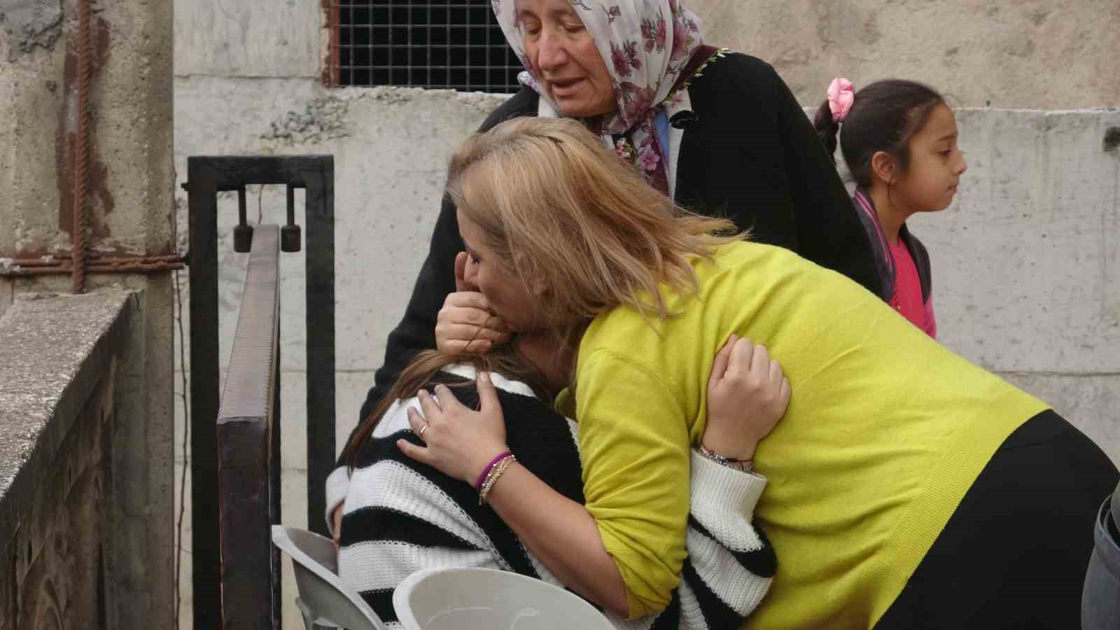 evleri yanan genc kizi anne ve babasi sarilarak teselli etti 2