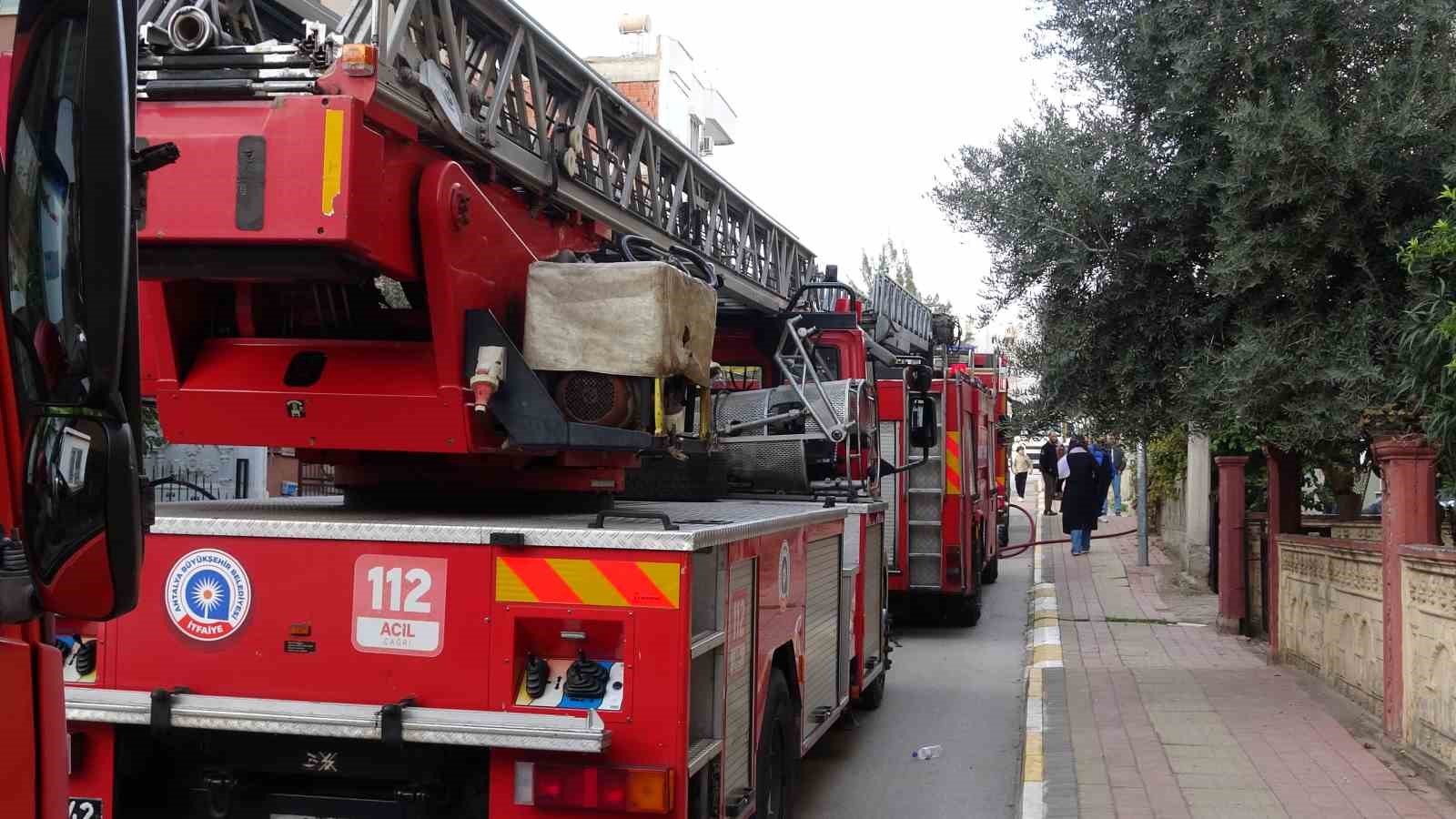 evleri yanan genc kizi anne ve babasi sarilarak teselli etti 3 KZ6NiwAX