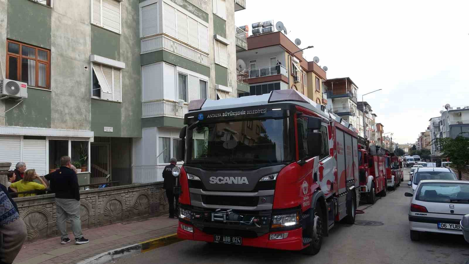 evleri yanan genc kizi anne ve babasi sarilarak teselli etti 4 TkJkZ1ey