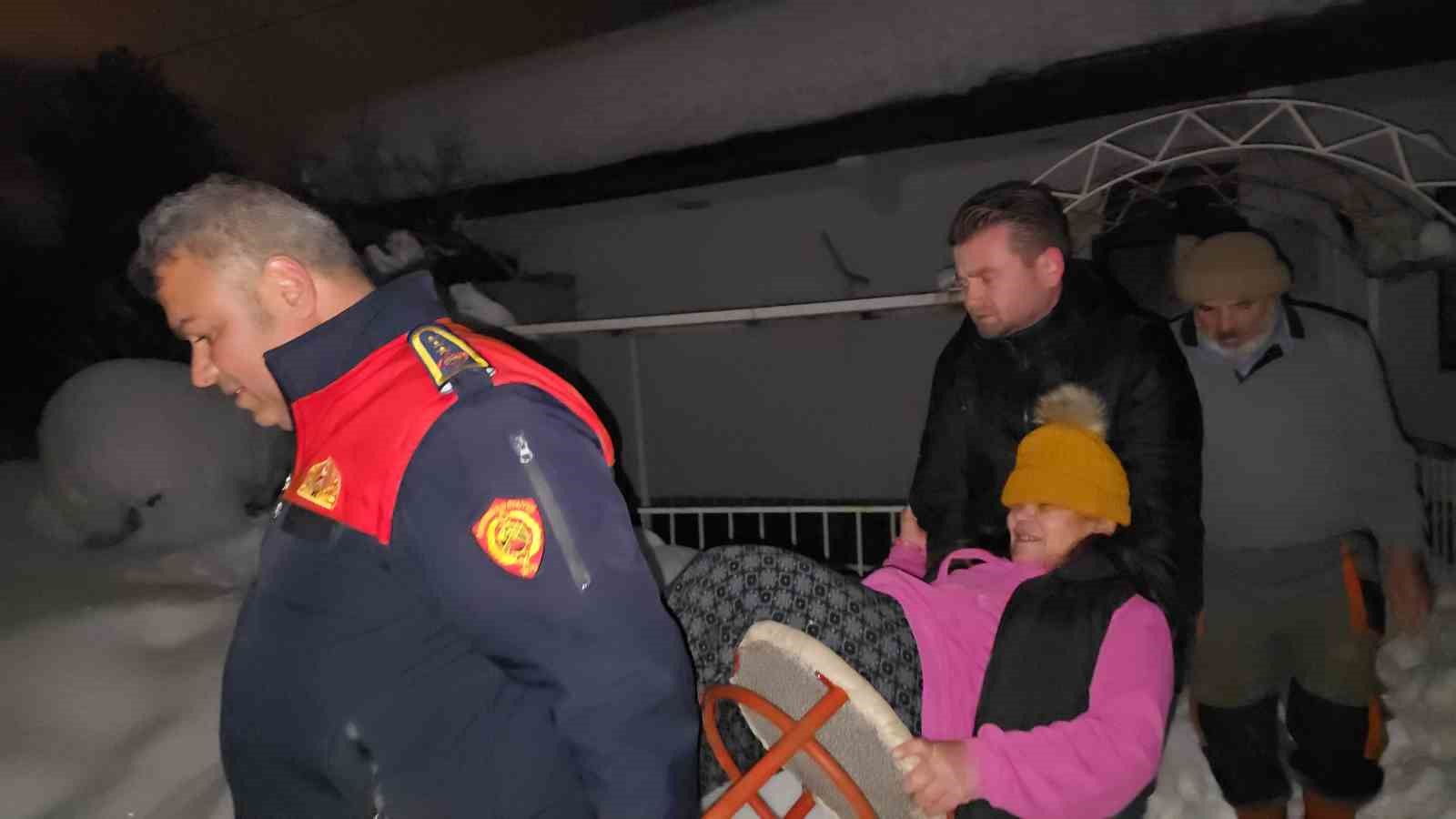 evlerinde mahsur kalan engelli anne ve kizi ekiplerce kurtarildi 1 rORWqyYE
