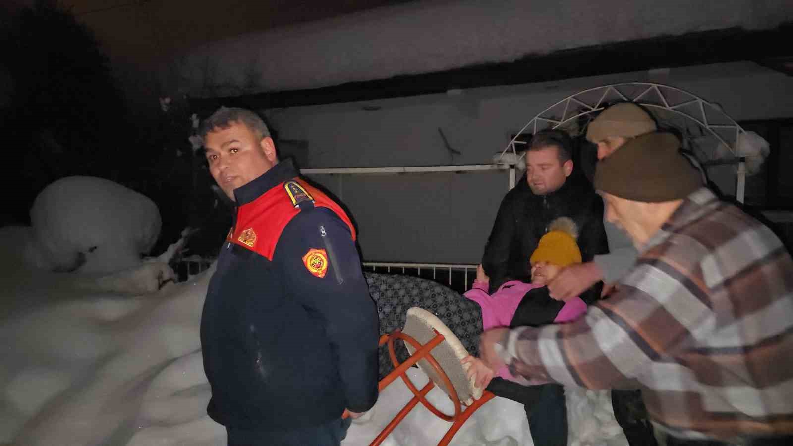 evlerinde mahsur kalan engelli anne ve kizi ekiplerce kurtarildi 2 1Uw6urQh