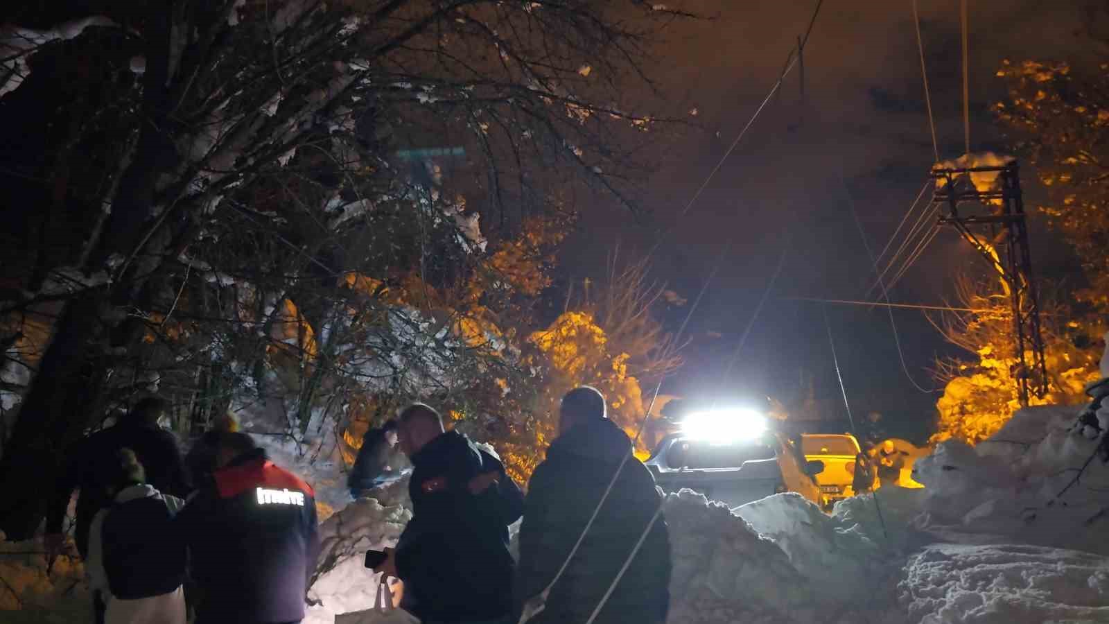 evlerinde mahsur kalan engelli anne ve kizi ekiplerce kurtarildi 3 zrSNXdGy